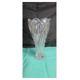 Stunning crystal vase approx 14 inches tall has a