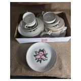 40 pieces of Paden city china. Dinner plates are