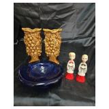 Pair of vases pair of singers a d blue bowl