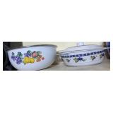 Plastic bowl with lid and metal bowl