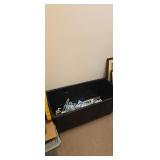 Big tote with lid and clothes hangers