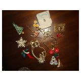Costume jewerly, brooches & pins