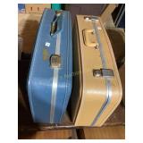 4 suitcases (no shipping)