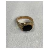 10 kt (marked 7-10 k-L) black onyx signet ring,