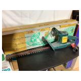 Singer electric 18" hedge trimmer, model HT2618,
