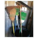 Plastic trash can w/brooms