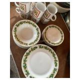 32 pc Holly dinner ware set, 8 plates 10ï¿½, 8