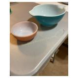 Pyrex 1 1/2 qt bowl & small bowl-5" dia