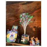Contents of shelf -Easter decor