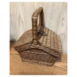 Vtg wicker slope sided basket, 9.5x11x7"