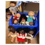 9 Cabbage Patch dolls in tote