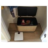 Vtg. Pearl Wick toy chest 14'x24ï¿½x15ï¿½ w/toys -