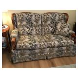 Love seat w/1 throw pillow 5ft (bring help to
