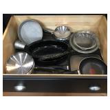 Content of 1 kitchen drawer- Glass, Pyrex, pie