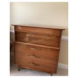 5 Drawer wood dresser on legs, 42x44x20' Tawny