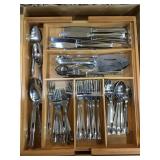 Contents of 1 kitchen drawer - oneida