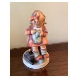 Goebel Hummel figurine, Motherï¿½s Helper, 5"H