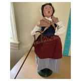 Byers Choice Carolers Williamsburg-2005-Woman w/