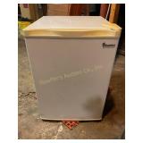 Magic chef refrigerator 17 1/2" x 24ï¿½ x 19ï¿½