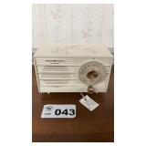1950s GE WHITE BAKELITE AM RADIO