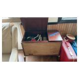 VINTAGE CRYSTAL TURNTABLE CABINET,doesnï¿½t work