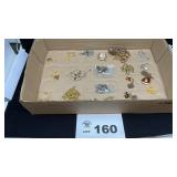 COSTUME JEWELRY NECKLACES. 20