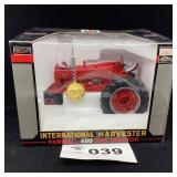1/16 SCALE INTERNATION HARVESTER FARMALL 400 GAS