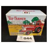 1/16 SCALE TOY FARMER 1999 NATIONAL FARM TOY