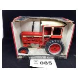 1/16 SCALE ERTL INTERNATIONAL 856 TRACTOR