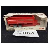 1/32 SCALE ERTL CASE INTERNATIONAL PTO BARGE WAGON