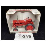 1/16 ERTL MCCORMICK FARMALL SUPER AV TRACTOR