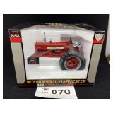 1/16 SCALE INTERNATION HARVESTER 450 FARMALL