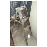 4 FT WOODEN STEP LADDER