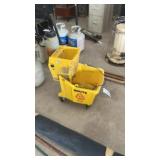 MOP BUCKET WITH WRINGER