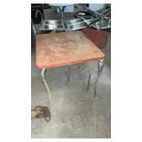 CHILDS METAL TABLE, 1 CHAIR