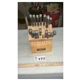 KNIVES IN BLOCK