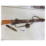 JOHN WAYNE DECOR (GUN HAS CRACK)