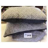 FULL SIZE COVERLET AND PILLOWS WITH SHAMS