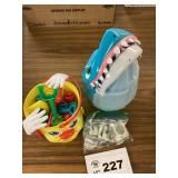 CLOWN AND SHARK GAME