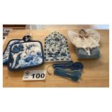 POT HOLDERS, MEASURE SPOONS