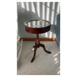 3 LEG DISPLAY TABLE, 15 DIAMETER, 22 TALL