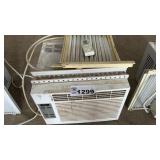 GE 120 VOLT WINDOW AIR CONDITIONER, WITH REMOTE