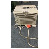 WINDOW AIR CONDITIONER