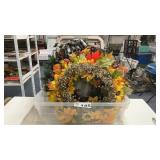 LIDDED TOTE WITH WREATHS