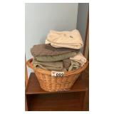 WICKER LAINDRY BASKET W TOWELS