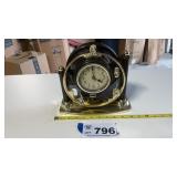 CLOCK, SWINGING PENDULUM, PLASTIC, BATTERY