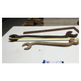 2 WRENCHES, SQUARE