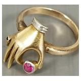 Tested 10k gold hand motif ring s/w  ruby: 3.0g,