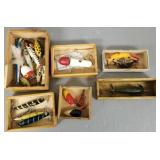 19 vintage fishing lures: Asst makers incl side