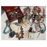 Collection costume jewelry incl rings, bangles etc